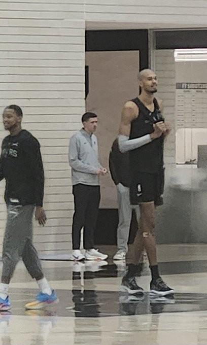 输雷霆后削发明志？文班训练中新发型示人，重现少林高僧形象